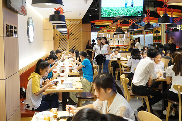 土豆粉加盟店火爆现场