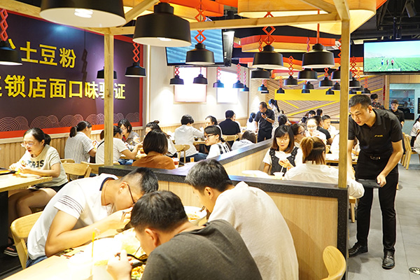 砂锅土豆粉店店面场景