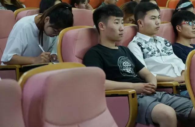 学生们认真听讲.jpg